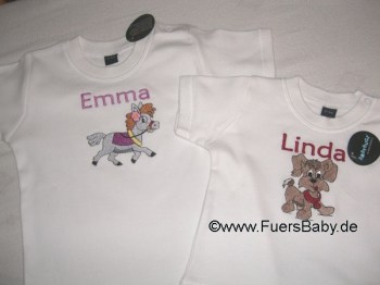 Personalisiertes Baby Shirt weiß mit Tieren und Namen bestickt.