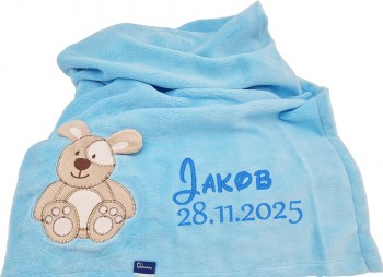 Kuschlige Babydecke in hellblau mit Hund bestickt mit Name und Geburtsdaten personalisiert