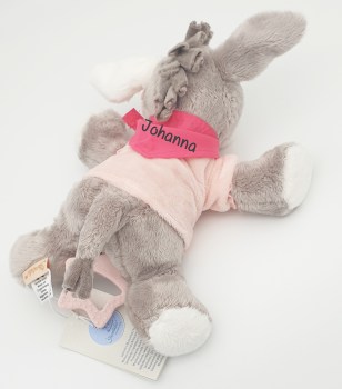 Emmi Girl mit einem personalisierten Halstuch in pink