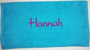 Türkisfarbenes Handtuch mit pinkfarbener Namensstickerei Hannah und zwei formstabilen eingewebten Dekorstreifen