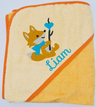 Gelbes Kapuzenbadetuch für Babys, bestickt mit einem grillenden Fuchs und dem Namen auf der Kapuze