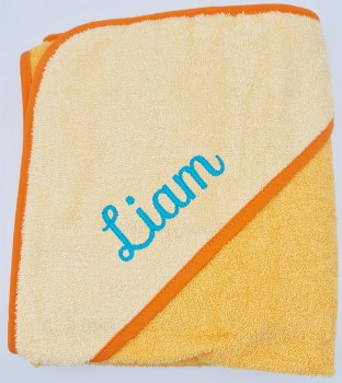 Gelbes Kapuzenbadetuch mit Name auf der Kapuze in türkis