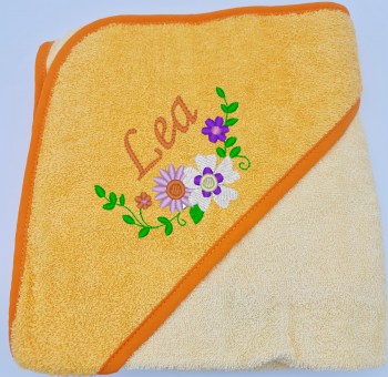 Baby Kapuzentuch in zartgelb mit einer Blumenranke und dem Namen auf der Kapuze bestickt