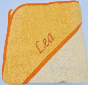 Kapuzentuch für Babys in zartgelb mit dem Namen auf der Kapuze bestickt