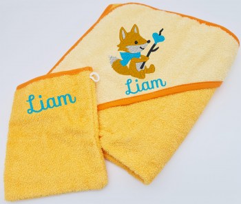 Gelbes Set mit Kapuzenbadetuch für Babys, bestickt mit einem grillenden Fuchs und dem Namen auf der Kapuze und einem Waschhandschuh