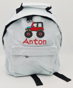 Kinderrucksack grau, bestickt mit einem Jeep und dem Namen