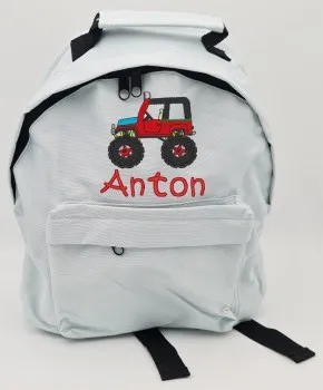 Kinderrucksack grau, bestickt mit einem Jeep und dem Namen