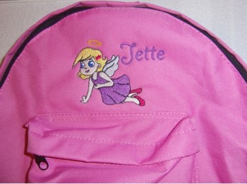 Kinderrucksack pink mit Brustgut und bestickt mit einem Engel und dem Namen