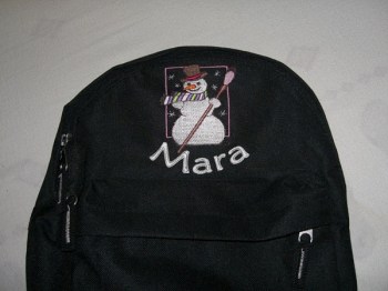 Kinderrucksack schwarz bestickt mit einem Schneemann und dem Namen