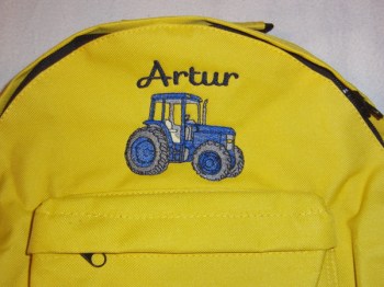 Kinderrucksack gelb bestickt mit einem Traktor und dem Namen