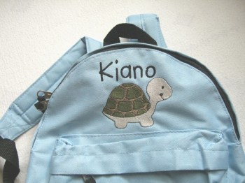 Kinderrucksack hellblau bestickt mit einer Schildkröte und dem Namen