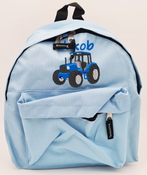 Kinderrucksack hellblau bestickt mit einem Traktor dem Namen