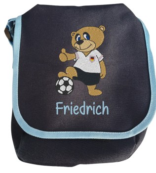 Dunkelblaue Kindergartentasche mit Namen und Teddy mit Fussball bestickt