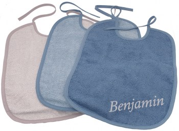 Auswahl aus 3 Farben von Erwachsenen Bindelaetzchen in blau grau bestickt mit dem Namen
