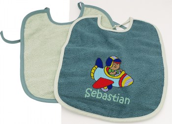 Lätzchen in grün als Farbauswahl mit Name und Motiv bestickt