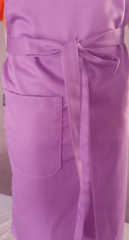 Tasche auf lila Kinderschürze