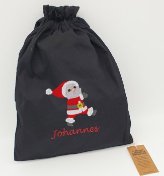 Schwarzes Nikolaussäckchen mit Weihnachtsmann-Motiv und roter Namensstickerei Johannes
