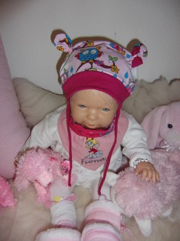 Personalisierte Babymütze in rosa mit bunten Eulen