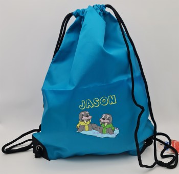Turnbeutel in Ocean Blue mit gelb gesticktem Namen Jason und zwei niedlichen Walrossen mit bunten Schals als Stickmotiv