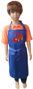 Kinderschuerze in blau bestickt mit Namen und Motiv auf dem Latz