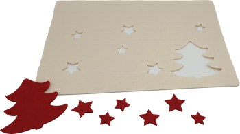 Cremeweißes Weihnachts-Platzdeckchen aus Filz mit herausgenommenen roten Sternen und Tannenbaum als Puzzle-Motive