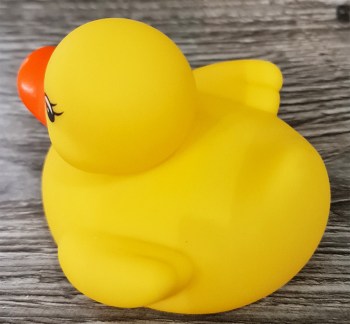 Quitscheente in gelb von hinten