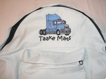 Kinderrucksack grau, bestickt mit einem LKW und dem Namen