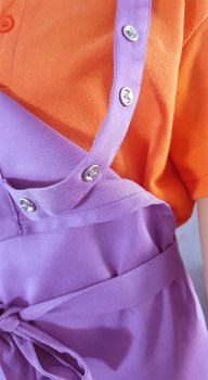 Kinderschürze lila mit kleinen Druckknöpfen zum Verstellen am Nackenband 
