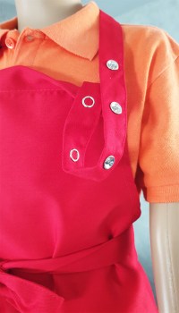 Schürze für Kinder in rot mit Druckknöpfen am Nackenband