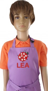 Kinderschürze lila nach Wunsch mit Marienkäfer und Name auf Latz bestickt