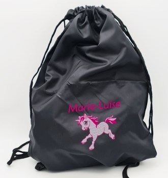 Schwarzer Turnbeutel mit dem Namen Marie-Luise in Pink und einem weiß-pinken Einhornmotiv bestickt