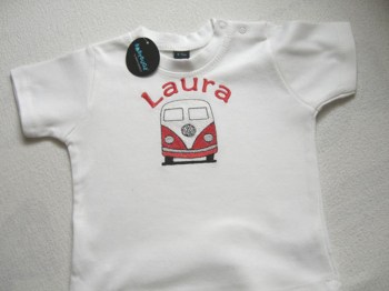 personalisiertes T-Shirt mit einem VW Bus auf einem weissen Babyshirt gestickt