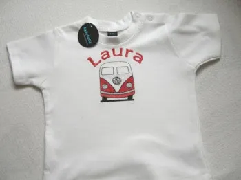 personalisiertes T-Shirt mit einem VW Bus auf einem weissen Babyshirt gestickt