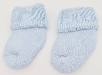 Hellblaue Babysöckchen liegend