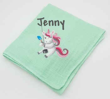 Spucktuch in mint mit Einhorn und Name bestickt