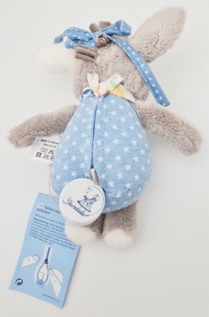 Kuschlige Spieluhr Esel Emmi von Sterntaler auf dem Bauch liegend, sodaß man die Öffnung vom Spielwerk sieht.