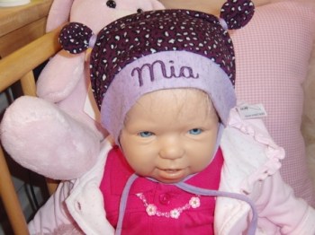 Personalisierte Babymütze aubergine bestickt mit Name