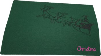 Grünes Filz-Tischset für Weihnachten mit eingeprägtem Weihnachtsmann im Schlitten und zwei Rentieren