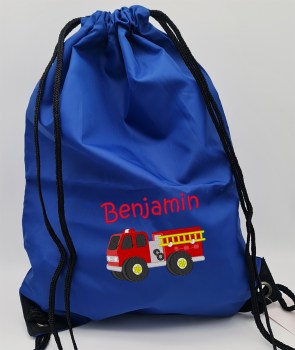 Blauer Turnbeutel mit rot gesticktem Namen Benjamin und einer bunten Feuerwehr als Stickmotiv