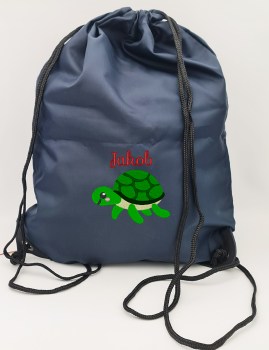 Dunkelblauer Turnbeutel mit rot gesticktem Namen Jakob und einer niedlichen grünen Schildkröte als Stickmotiv