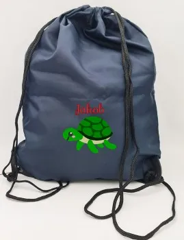 Dunkelblauer Turnbeutel mit rot gesticktem Namen Jakob und einer niedlichen grünen Schildkröte als Stickmotiv