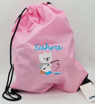Rosa Turnbeutel mit türkis gesticktem Namen Sahra und niedlichem weißen Eisbären beim Eisangeln als Stickmotiv