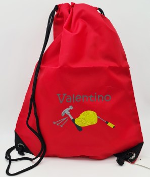 Roter Turnbeutel mit dunkelgrau gesticktem Namen Valentino und Handwerker-Stickmotiv mit Hammer, Nägeln, gelbem Schutzhelm und Schraubendreher