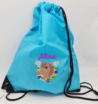 Türkiser Turnbeutel mit pink gesticktem Namen Alina und niedlichem Pferdekopf im Hufeisen mit bunten Blumen als Stickmotiv