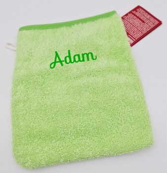 Hellgrüner Waschhandschuh mit Name bestickt