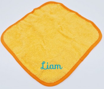 Gelber Waschlappen bestickt mit dem Namen