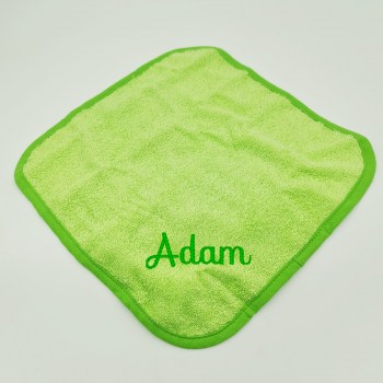 waschlappen in hellgrün bestickt mit dem Namen