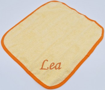 Waschlappen in zartgelb mit Name bestickt