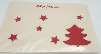 Personalisiertes Weihnachts-Platzdeckchen aus cremeweißem Filz mit roten Sternen, Tannenbaum und Namensstickerei Oma Marie