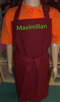 Schuerze bordeaux mit Name bestickt